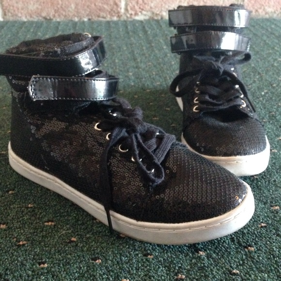 Sequins black sneakers.