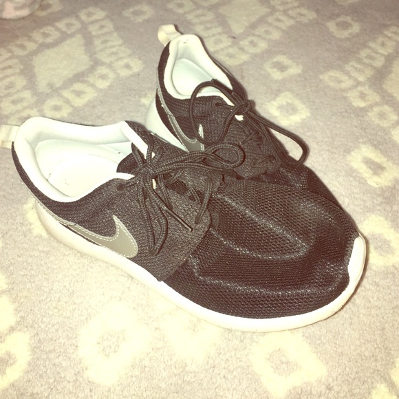 Black nike running shoes
