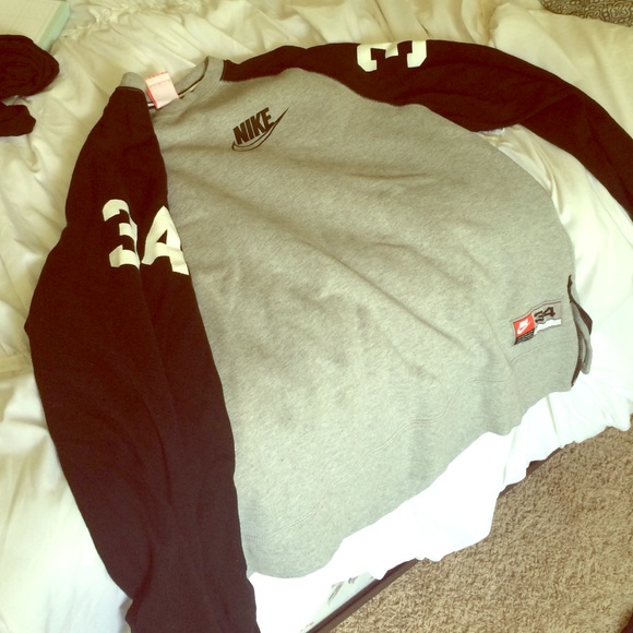 Nike sweatshirt with zippers