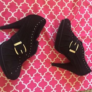 Black BCBG booties minska 9.5