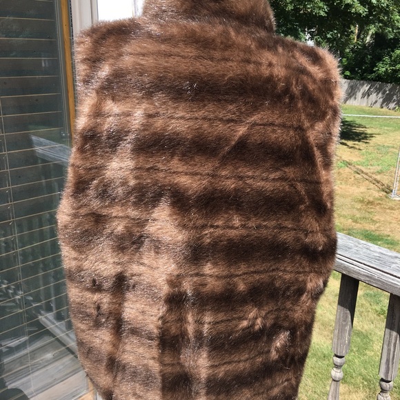 💜💕NEWPORT NEWS FAUX FUR VEST!💜💕 - Picture 2 of 3