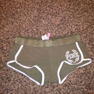 VS PINK LOGO BOYSHORTS