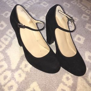 Very cute black heels!!