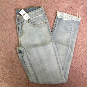 NWT LF LIGHT WASH FRAYED HEM JEANS