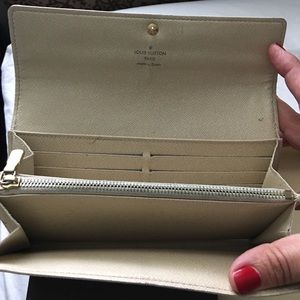 Louis Vuitton wallet (damier) loved!