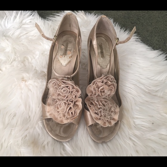 Tan Satin Rose Pumps Max Studio - Picture 2 of 4