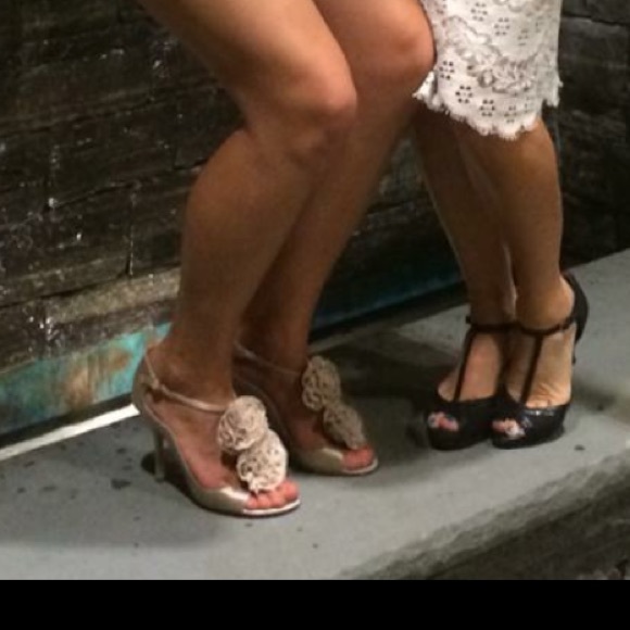 Tan Satin Rose Pumps Max Studio - Picture 4 of 4