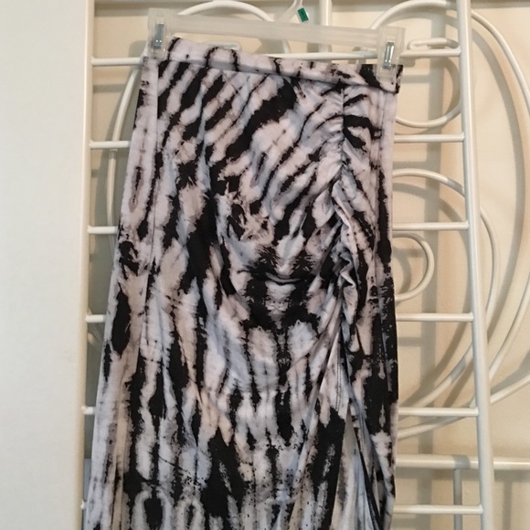 Trendy maxi skirt with slit worn once sz XS 1 - Picture 2 of 3