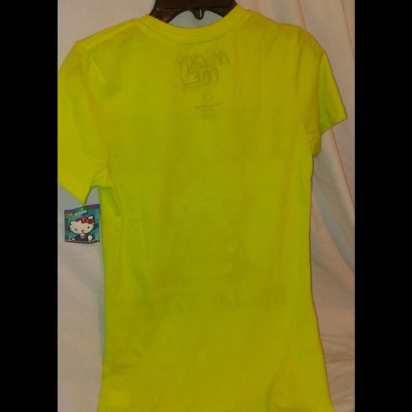 Hello Kitty T-Shirt - Picture 2 of 4