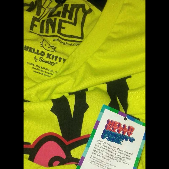 Hello Kitty T-Shirt - Picture 4 of 4