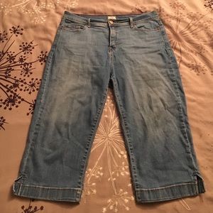 Levi's perfectly slimming capri