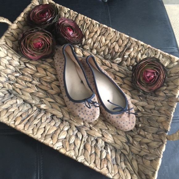 Zara Carmel with blue stars