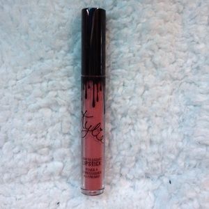 Kylie Jenner Matte liquid lipstick in Heir.