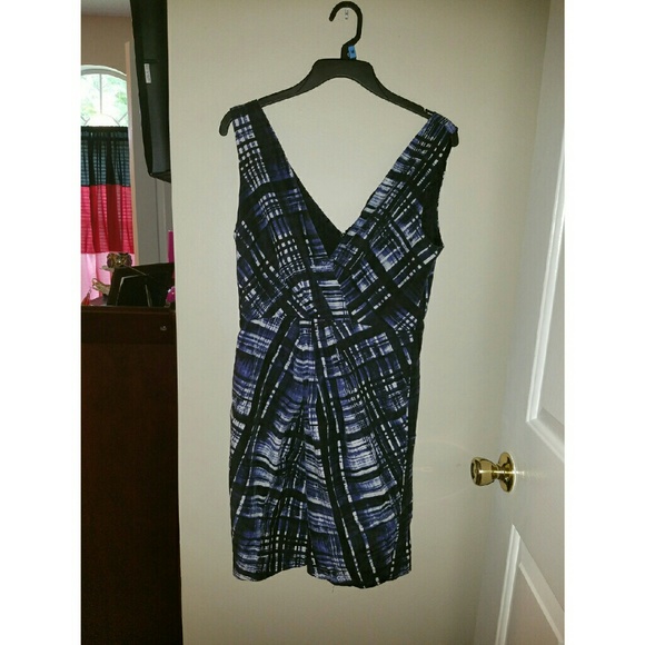 NAVY BLACK AND WHITE V NECK DRESS