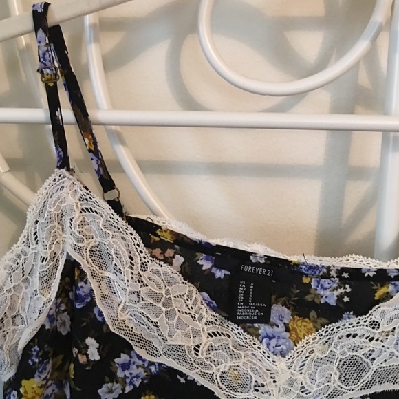 Forever 21 camisole style top size small - Picture 2 of 3