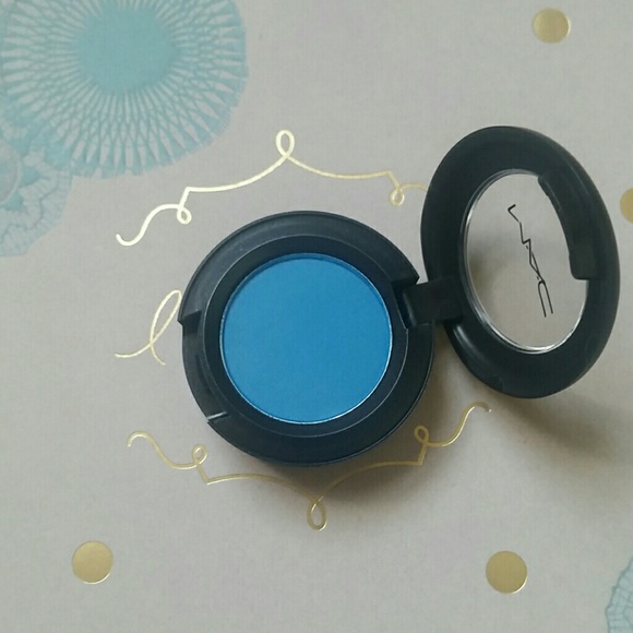 MAC eyeshadow in Electric Eel