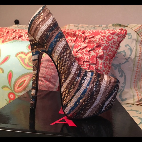 NIB! Size 7, Alba Teal/Brown/White/Gold pumps
