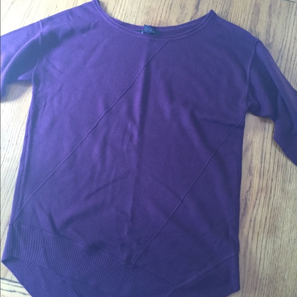 Maroon 3/4 sleeve sweater.