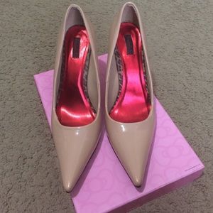 Nude pointy heels