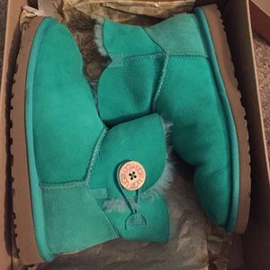 **Sale!!!! sz 9 mini Bailey button UGGs.