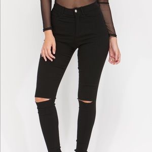 BLACK SKINNY JEANS WITH KNEE SLIT NWT