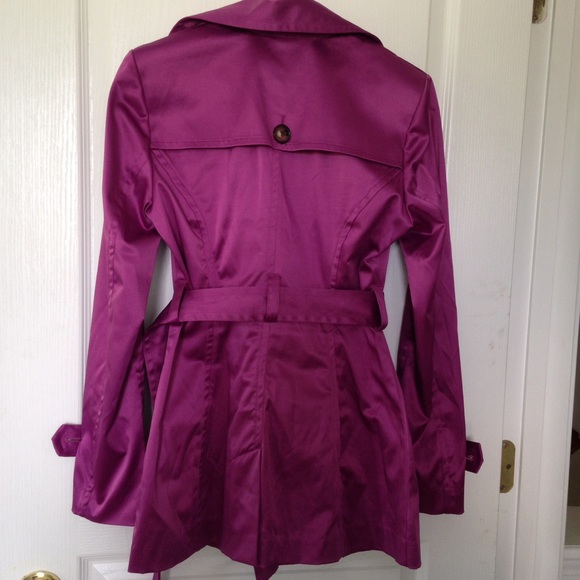 SOLD! Beautiful trench coat ๐ - Picture 3 of 3