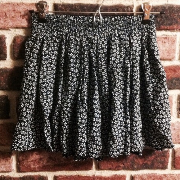 Brandy Melville Dresses & Skirts - Brandy Melville floral skirt