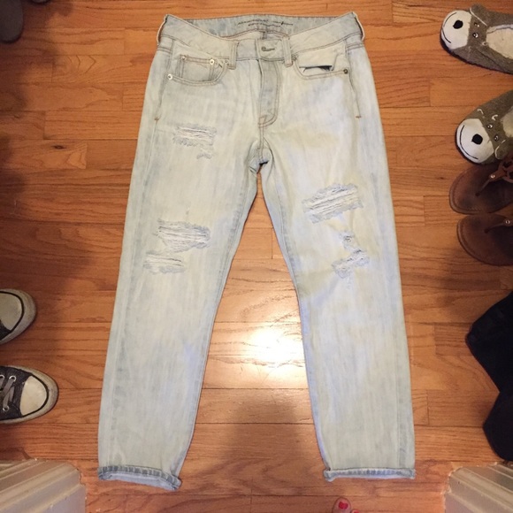 American Eagle distress boy crop