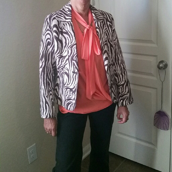 Classy coral top. - Picture 3 of 3