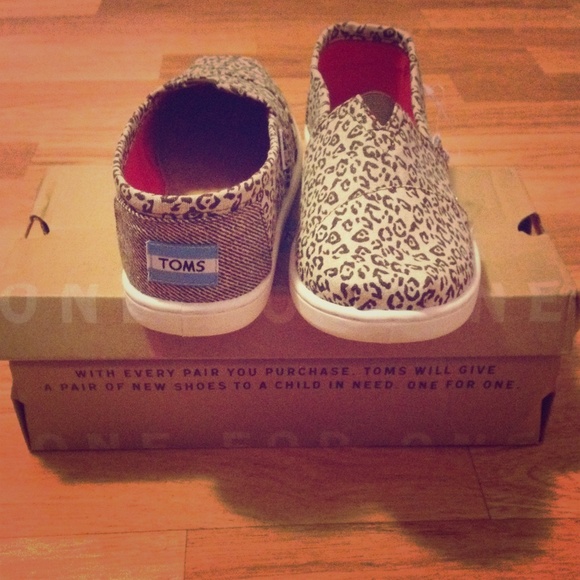 Toms Other - 💗Girls Sparkly Leopard Toms💗