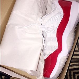 Jordan sneakers size 6 in boys (8 in women) .