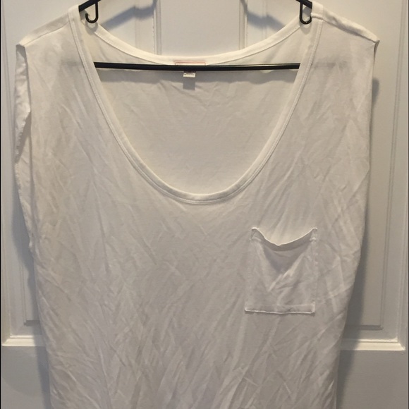White shortsleeve shirt with a pocket from the Gap