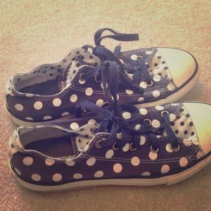 Size: 4 polka dot converse all stars