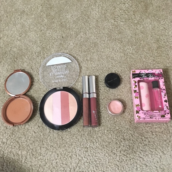Makeup - Picture 1 of 3