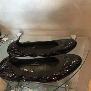 Black patent leather Chanel ballet flats