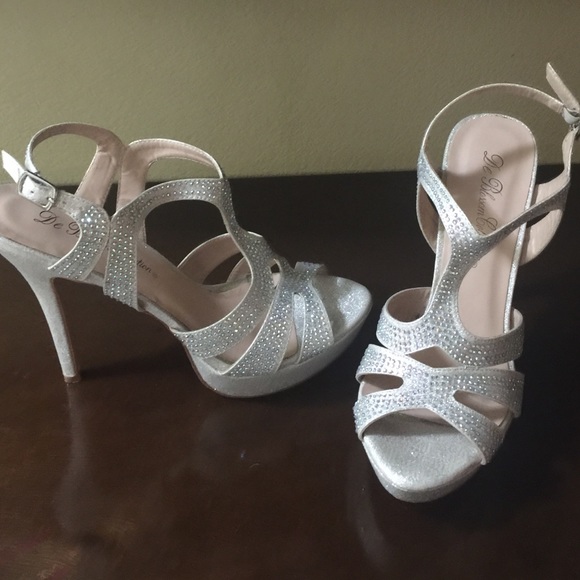 Heels - Picture 4 of 4