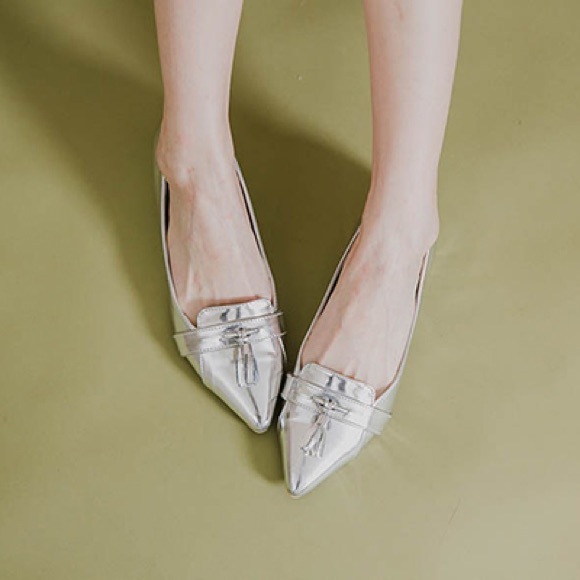 Gorgeous and classy pointy silver patent flat