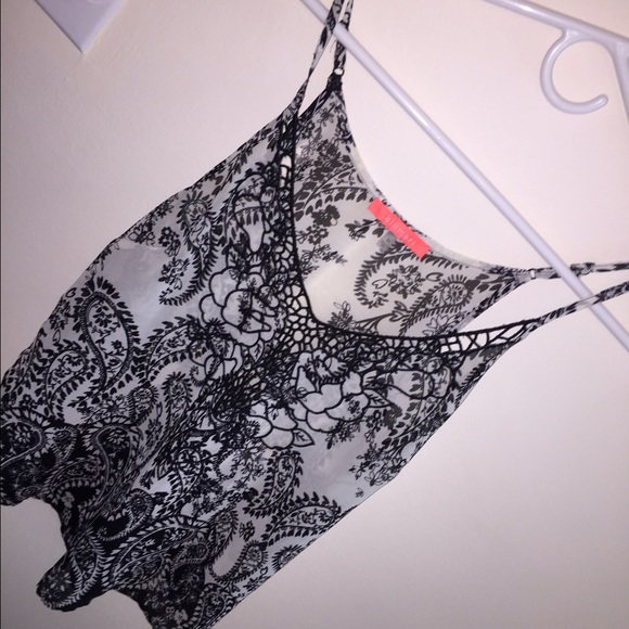 Crop top with detailed v neck