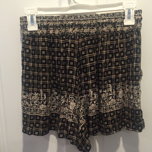 Black and Tan patterned shorts - Picture 2 of 3
