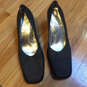 Joan & David Pumps