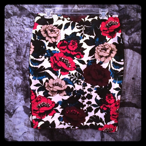 Adrianna Papell Dresses & Skirts - Excellent Condition Adrianna Papell Floral Skirt