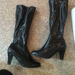 Size 8 tall boots. No top to the shoe box.