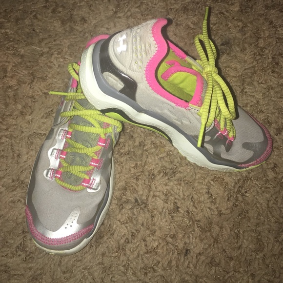 UNDER ARMOUR TENNIS SHOES - Picture 2 of 3