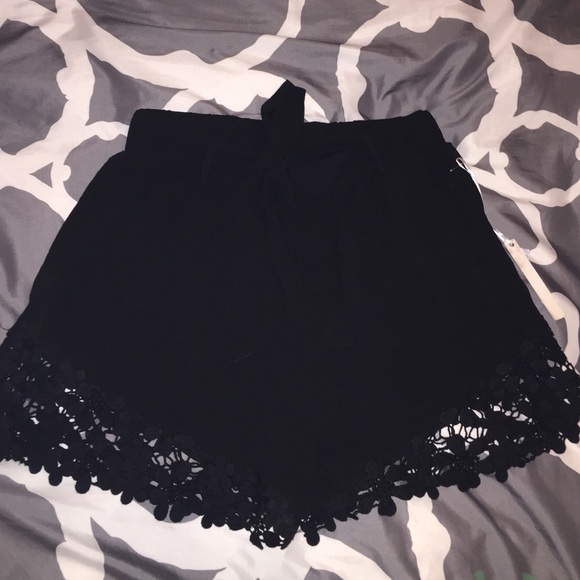 Shorts embroidered and bow that ties at the waist!