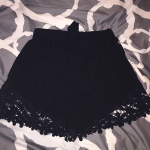 Shorts embroidered and bow that ties at the waist!