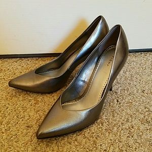 Gorgeous gunmetal-color (dark silver) pumps