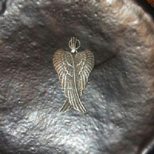 Crossed angel wings pendant