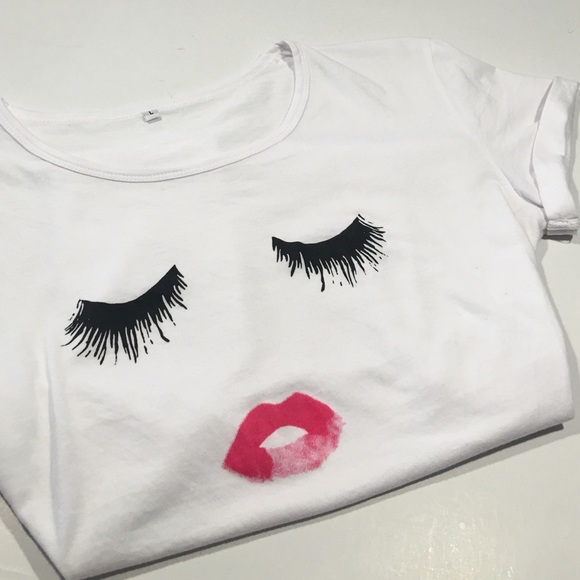 Eyelash Lips Tee Size Large but Medium fit!