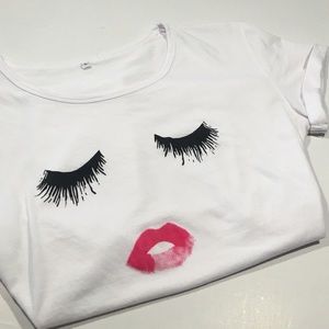 Eyelash Lips Tee Size Large but Medium fit!
