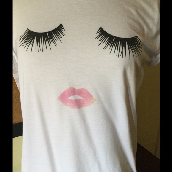 CHIC EYELASH&LIP TEE NWOT - Picture 2 of 2
